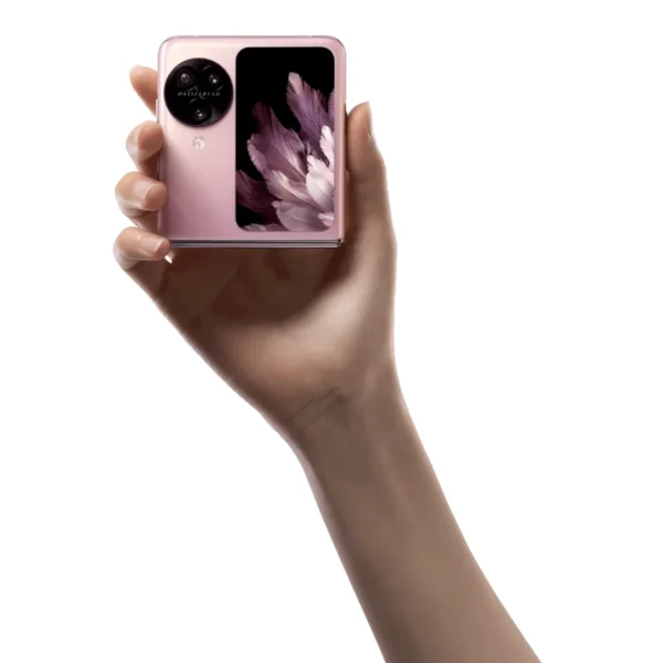 OPPO Find N3 Flip in use