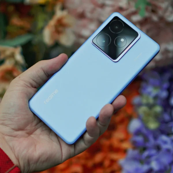 realme GT 7 in use